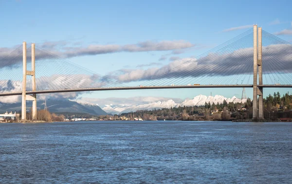 Alex Fraser Bridge'de güneşli kış günü