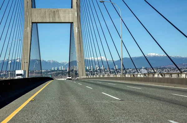 Viaggio in macchina attraverso il ponte — Foto Stock