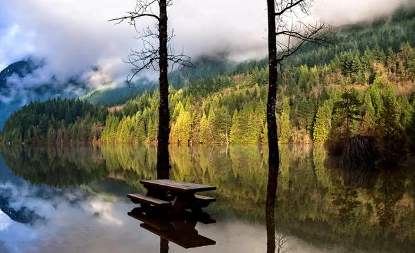 Herfst overstroming op het buntzen meer Rechtenvrije Stockfoto's