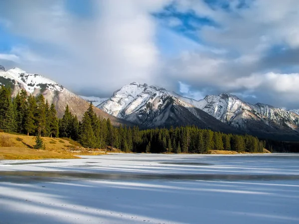 Día Soleado Valle Montaña Lago Cubierto Hielo Pie Una Cordillera — Foto de Stock