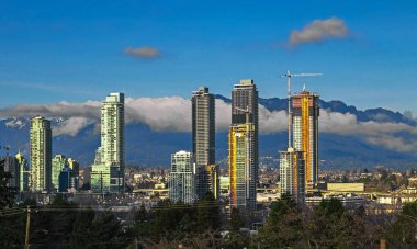 Burnaby şehir inşaat alanında bir dağ sırtı zemin karşı şehir merkezinde yüksek katlı binaların yeni inşaat