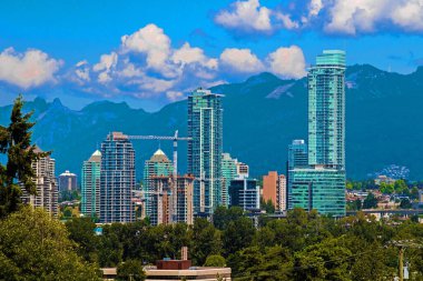 Burnaby şehir inşaat alanında bir dağ sırtı zemin karşı şehir merkezinde yüksek katlı binaların yeni inşaat