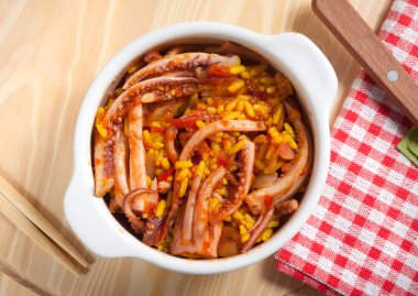 Pirinçli ve baharatlı kalamar..