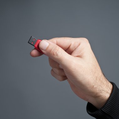 Flash usb bellek elinde