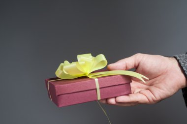 Erkek el bir hediye tutuyor. 