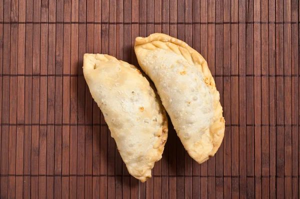 Tradycyjne Empanadas Powierzchni Drewnianej — Zdjęcie stockowe