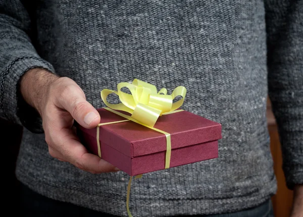 Man Holding Gift Box — Stock Photo, Image