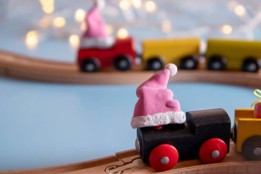Yılbaşı hazırlıkları: Noel Baba şapkalı tahta oyuncak tren Noel hediyeleri getiriyor