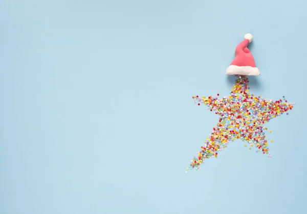 Kreatywna Koncepcja Bożego Narodzenia Gwiazda Kolorowych Mini Gwiazd Świątecznym Kapeluszu — Zdjęcie stockowe