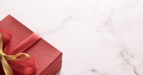 Caixa Presente Vermelha Com Laço Mesa Mármore Com Espaço Cópia — Fotografia de Stock