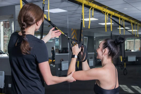 Frauen Trainieren Fitnessstudio Mit Geräteschlaufen — Stockfoto