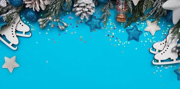 Cabecera plana de invierno: ramitas de abeto en la nieve con decoración cristmas en colores azul, plata, blanco — Foto de Stock