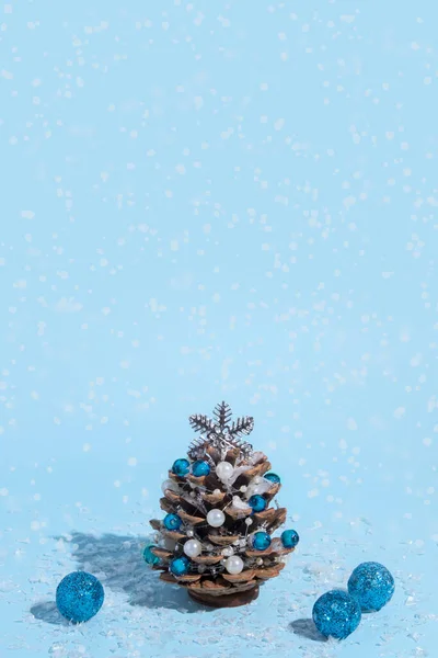 크리스마스 트리를 공간이 배경에 구슬과 솔방울로 크리스마스 — 스톡 사진