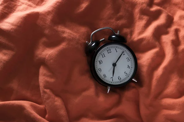 Renkli Yatakta Sabah Saati Olan Klasik Alarm Saati Sabah Doğumu — Stok fotoğraf