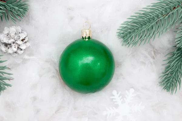 Flat lay Green Christmas ball makieta na tle śniegu do projektowania i umieszczania logo, reklamy — Zdjęcie stockowe