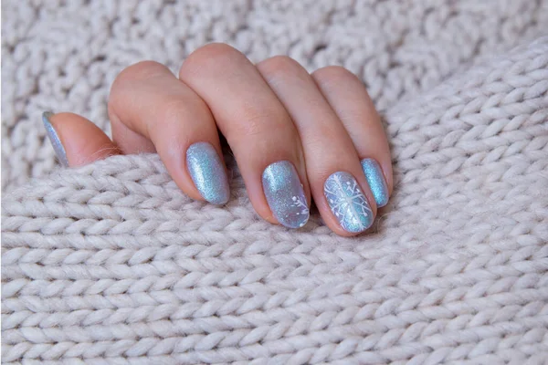 Dedos Femeninos Con Manicura Invierno Sobre Fondo Jersey — Foto de Stock