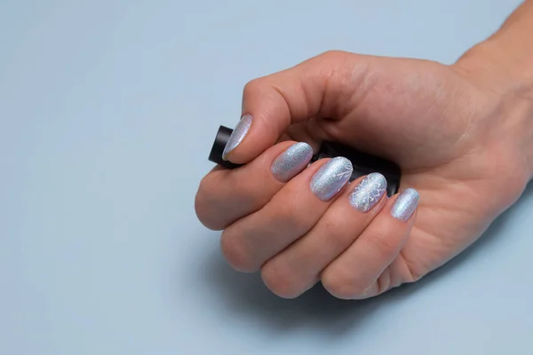 Mano Femenina Con Manicura Invierno Una Botella Esmalte Uñas — Foto de Stock