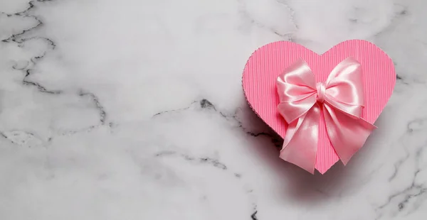 Caixa Presente Rosa Forma Coração Mármore Bacground Com Formato Banner — Fotografia de Stock
