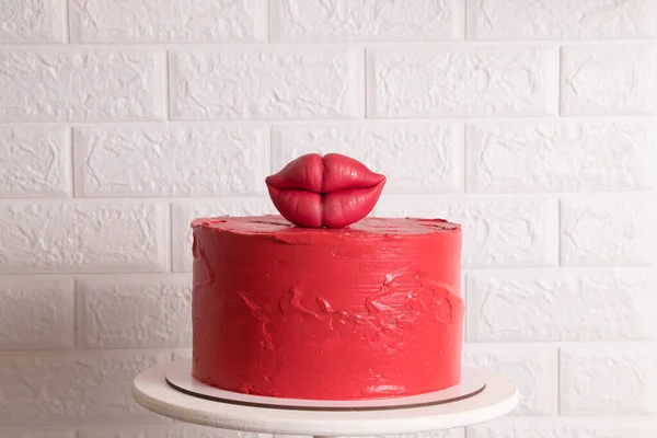 Gâteau Rouge Avec Décor Forme Lèvres Pour Anniversaire Saint Valentin — Photo