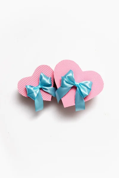 Twee hartvormige roze dozen met blauwe strik - cadeaus voor Valentijnsdag, verjaardag, Moederdag — Stockfoto