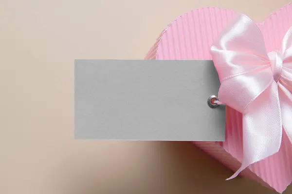 Cartão em branco com caixa de presente em forma de coração rosa e arco — Fotografia de Stock