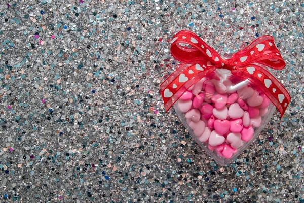 Καρδιά σχήμα με τόξο για λαμπερό φόντο glitter για την Ημέρα του Αγίου Βαλεντίνου με αντίγραφο χώρο — Φωτογραφία Αρχείου
