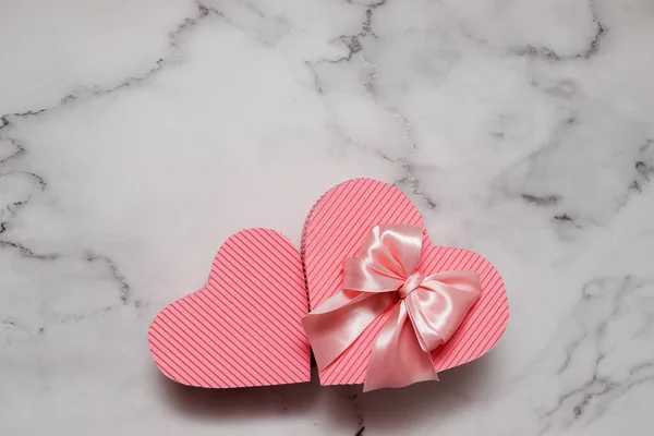 Top vista rosa Gift boxes forma de coração em mármore bacground com espaço de cópia — Fotografia de Stock