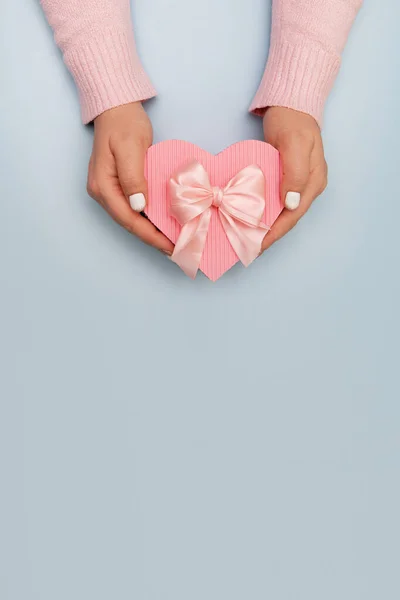 Bovenaanzicht Van Hartvormige Geschenkdoos Vrouwelijke Handen Gekleurde Achtergrond Met Kopieerruimte — Stockfoto