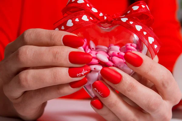 Czerwony Matowy Manicure Wzorem Serca Kardiogram Rękach Kobiet Walentynki — Zdjęcie stockowe