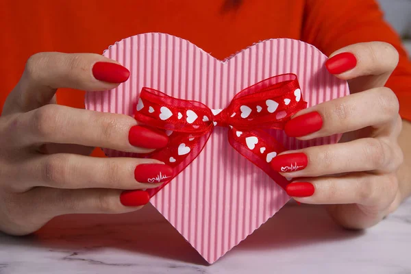 Manicure Matte Vermelho Com Modelo Coração Cardiograma Mãos Femininas Com — Fotografia de Stock