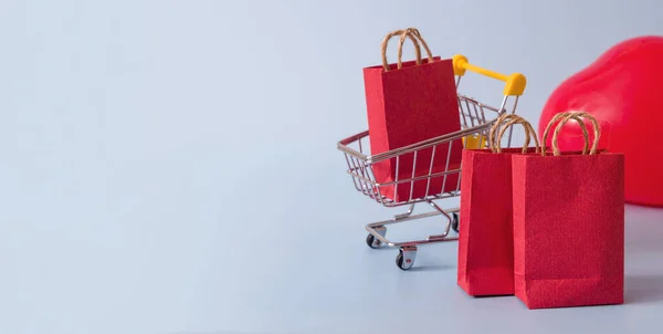 Supermarkt Einkaufswagen Mit Einkäufen Auf Dem Hintergrund Herzförmiger Luftballons Banner — Stockfoto