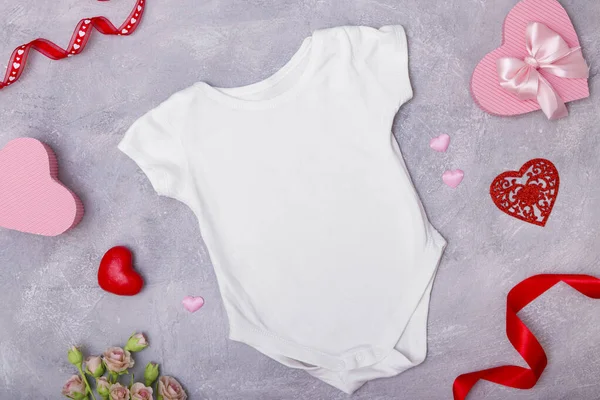 Kleding van kinderen opmaken plat leggen met decor voor de Valentijnsdag voor logo 's en teksten Rechtenvrije Stockfoto's