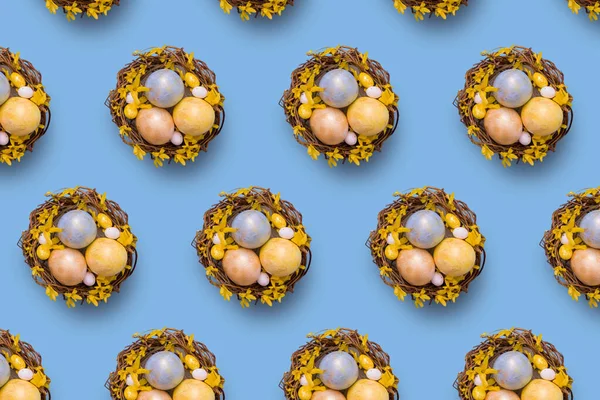 Wzór Gniazda Wielkanocnego Malowanymi Złotymi Jajkami Niebieskim Tle — Zdjęcie stockowe