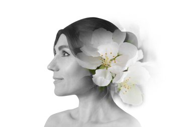 Güzel bir kadın ve çiçek açan bir elma ağacının profili. Kadın güzelliği ve bahar doğası yaratıcı portre