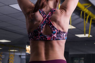 Spor salonundaki güzel bir kadının sırt kasları. Kadın spor konsepti