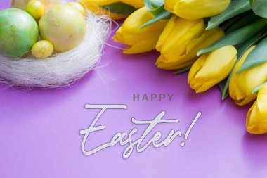 Sarı lale buketli Paskalya tebrik kartı ve yumurtalı Paskalya yuvası