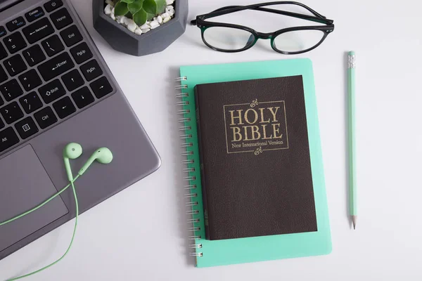 Sacra Bibbia Laptop Con Cuffie Studio Della Bibbia Adorazione Online — Foto Stock