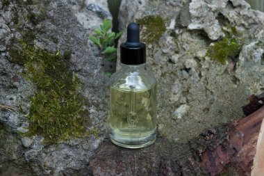 Doğal bir arka planı olan cam damlalar şişesi.