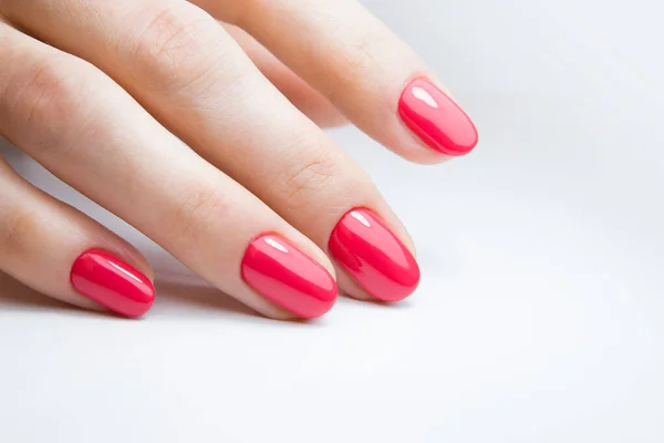 Vrouwelijke Hand Met Mooie Manicure Met Rode Gellak — Stockfoto