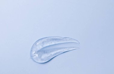 Kalın şeffaf jel, kozmetik: sabun dokusu, antiseptik, mavi üst görünümde hyaluron