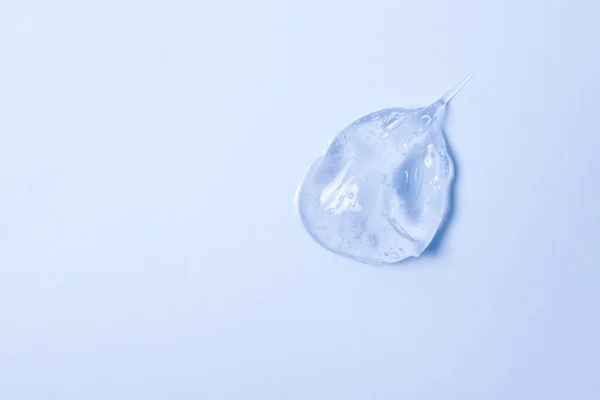 厚透明凝胶 化妆品 肥皂质地 防腐剂 透明质体在蓝色顶部的涂片 — 图库照片