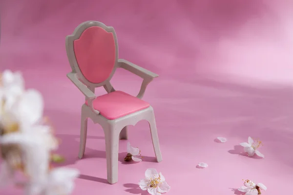 Fotel Zabawki Różowym Tle Białymi Kwiatami Twardym Cieniem Koncepcja Wiosny — Zdjęcie stockowe