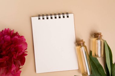 Üst taraftaki boş çarşaf ve yağ ya da tentür şişeleri. Ev yapımı kozmetik ve spa konsepti