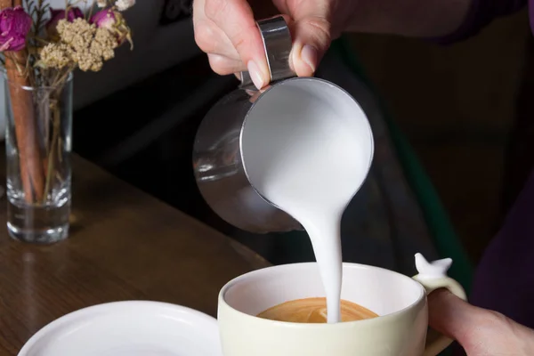 Barista Maakt Cappuccino Giet Schuimmelk Koffie — Stockfoto