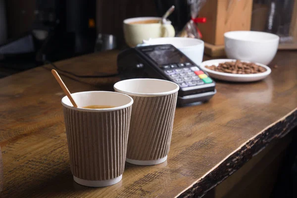 Dois Cafés Num Copo Artesanal Terminal Pagamento Pequenos Negócios Mini — Fotografia de Stock