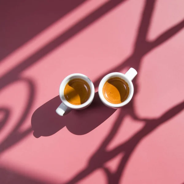 Duas Xícaras Café Espresso Vista Superior Com Sombras Duras Fundo — Fotografia de Stock
