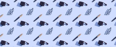 Banner mezuniyet şapkası ve mavi arka planda sert gölgeli kalem deseni. Eğitim geçmişi