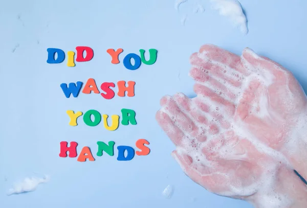 Litere Colorate Ați Spălat Mâinile Lângă Mâini Spumă Fundal Colorat — Fotografie, imagine de stoc