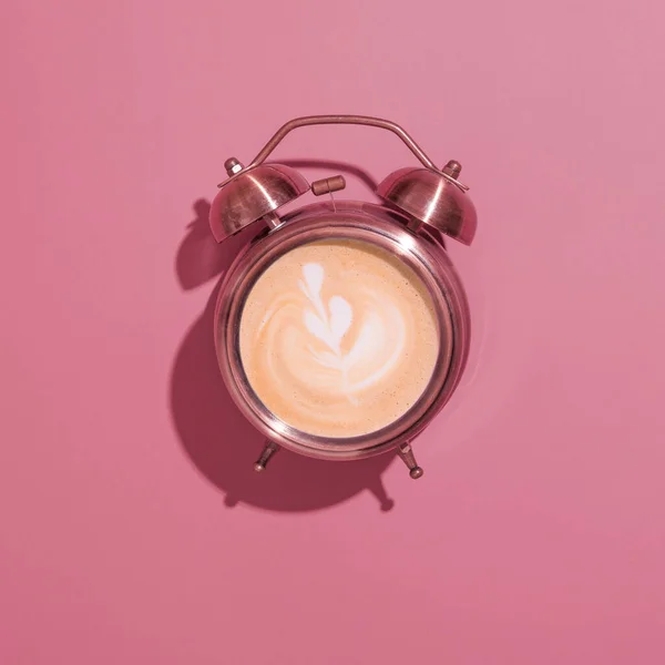 Reloj Despertador Encendido Con Café Espumoso Patrón Sombras Duras Salida — Foto de Stock