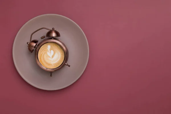 Relógio Despertador Prato Com Café Espumoso Padrão Manhã Subir Com — Fotografia de Stock